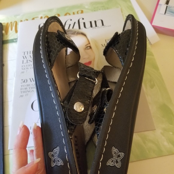 Sold!  Alegria sandal, black leather, size 8 - Picture 5 of 7